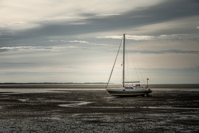 Trockengefallenes Boot am Nordwestende der Insel Spiekeroog Trockengefallenes Boot am Nordwestende der Insel Spiekeroog