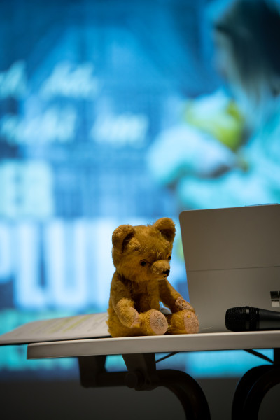 alter Teddy neben einem Laptop