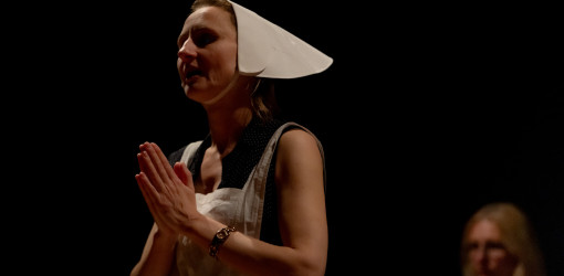 Michaela Allendorf mit weißer Schürze und Häubchen, Sabine Schremm im Hintergrund Michaela Allendorf mit weißer Schürze und Häubchen, Sabine Schremm im Hintergrund