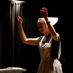 Michaela Allendorf dirigiert ein Lied Michaela Allendorf dirigiert ein Lied