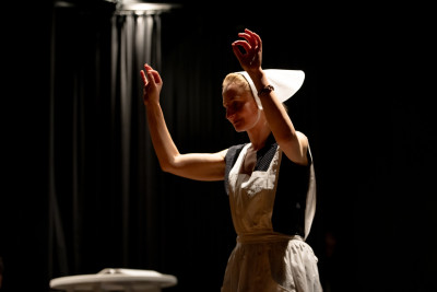 Michaela Allendorf dirigiert ein Lied