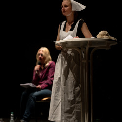 Michaela Allendorf, im Hintergrund Sabine Schremm mit Mikrofon Michaela Allendorf, im Hintergrund Sabine Schremm mit Mikrofon