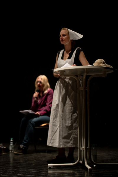 Michaela Allendorf, im Hintergrund Sabine Schremm mit Mikrofon