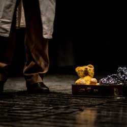 Der Teddy in einem alten Koffer - links die Beine von Hendrik Massute als Arzt Der Teddy in einem alten Koffer - links die Beine von Hendrik Massute als Arzt