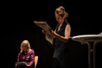 Michaela Allendorf mit Tageszeitung, Sabine Schremm im Hintergrund