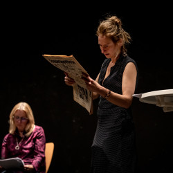 Michaela Allendorf mit Tageszeitung, Sabine Schremm im Hintergrund