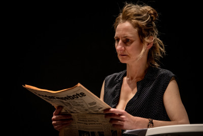 Michaela Allendorf mit Tageszeitung