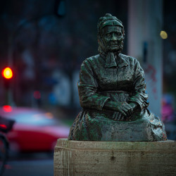 älteste Straßenhändlerin Charlotte Müller in Göttingen