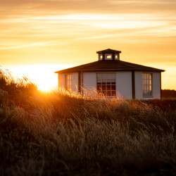 Sonnenaufgang am Lesepavillon auf Spiekeroog