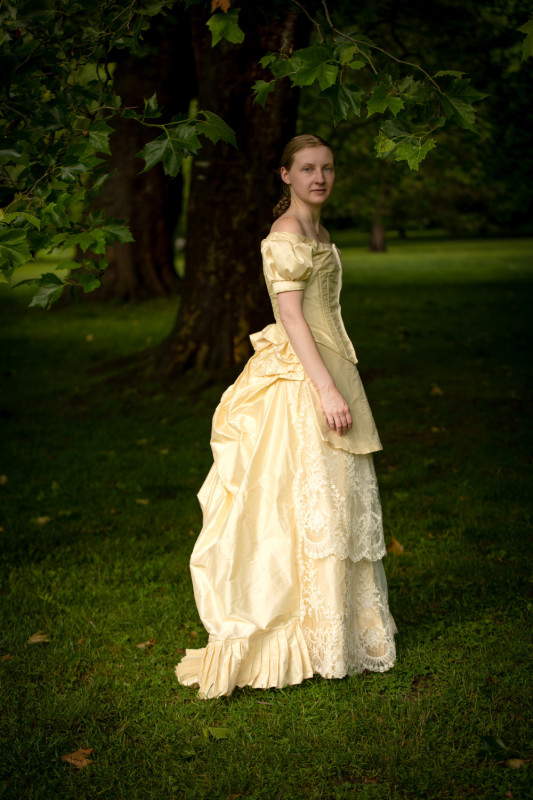 Turnürenkleid aus cremefarbener Seide von 1870 Turnürenkleid aus cremefarbener Seide von 1870