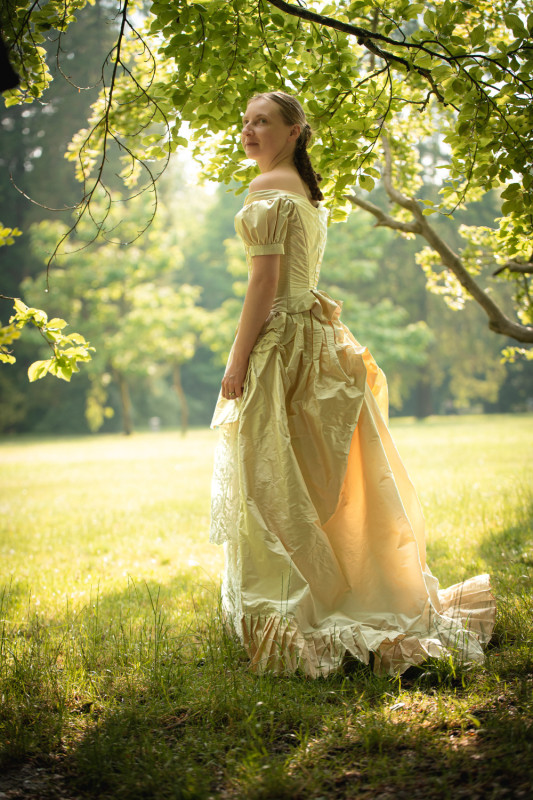 Turnürenkleid aus cremefarbener Seide von 1870 Turnürenkleid aus cremefarbener Seide von 1870