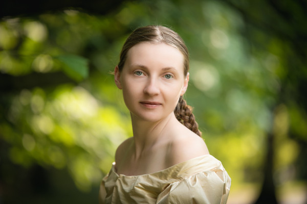 Porträtfoto von Svena im Seidenkleid Porträtfoto von Svena im Seidenkleid